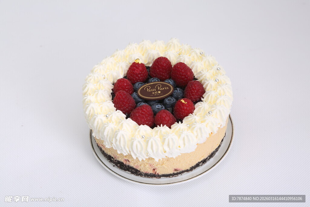 莓果装饰的美味奶油蛋糕