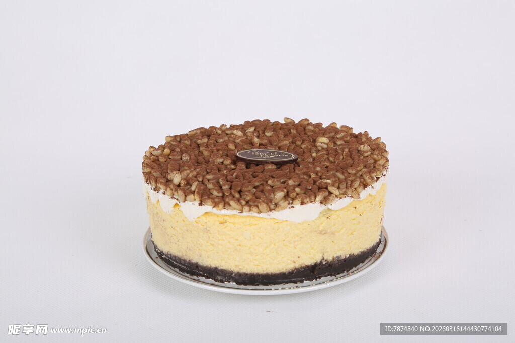 巧克力屑装饰的美味蛋糕