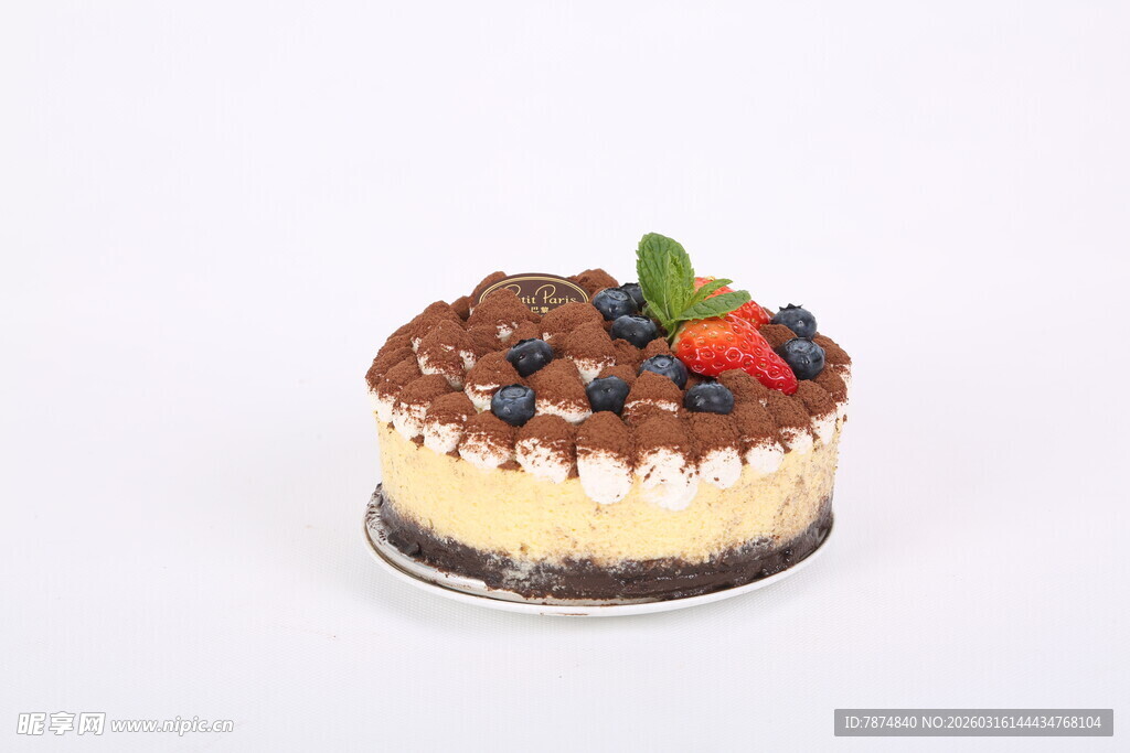 美味水果装饰的精致蛋糕