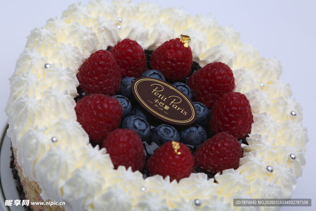 莓果装饰的美味心形蛋糕