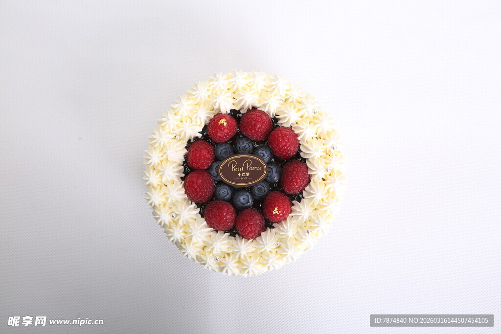 精致浆果装饰的美味蛋糕