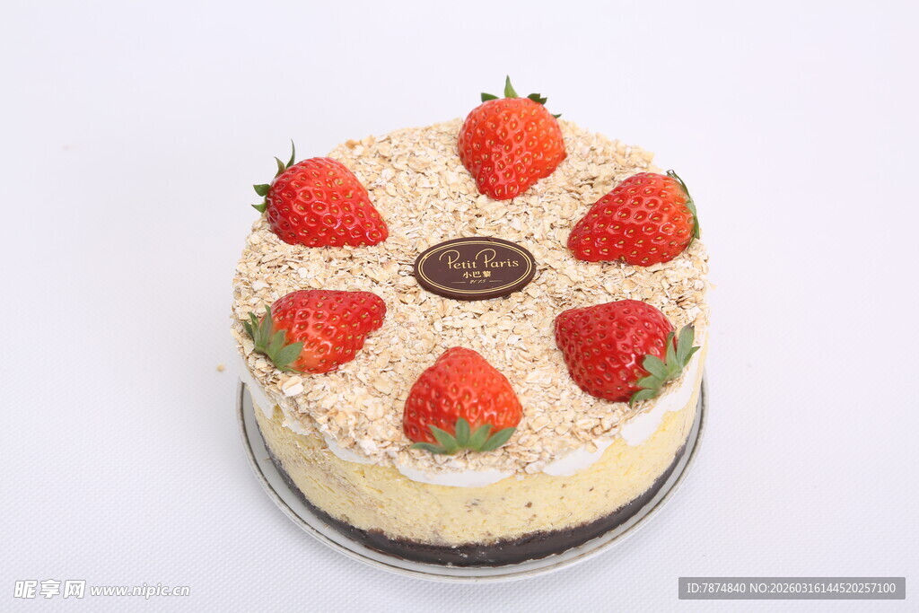 草莓装饰的美味奶油蛋糕