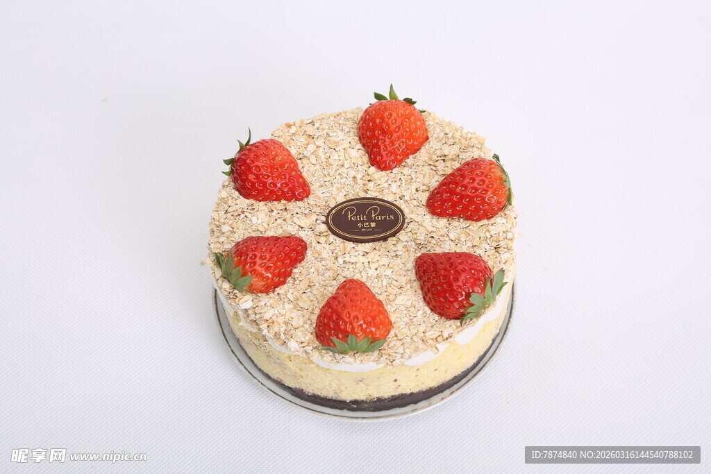 草莓装饰的美味圆形蛋糕