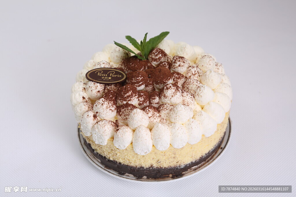 精致奶油巧克力装饰小蛋糕