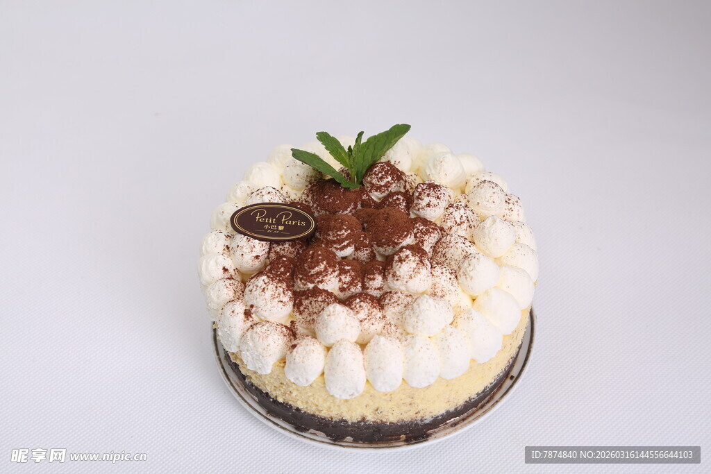 精致奶油装饰小蛋糕