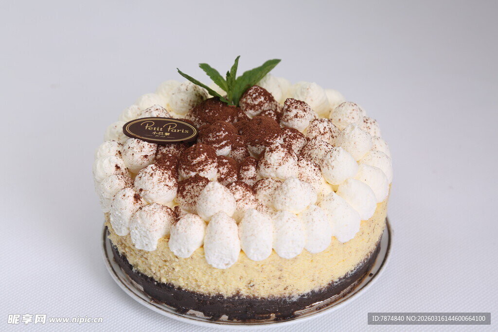 精致奶油装饰的美味蛋糕