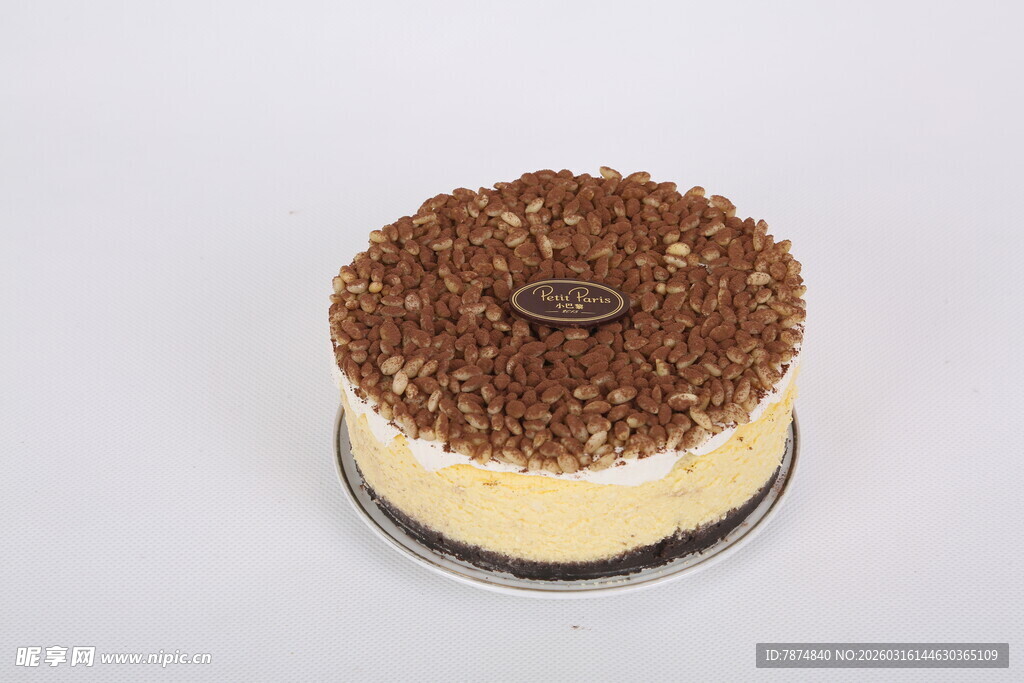巧克力碎屑装饰的美味蛋糕