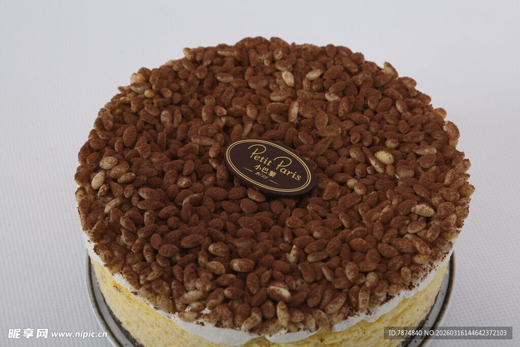 美味巧克力碎屑装饰蛋糕