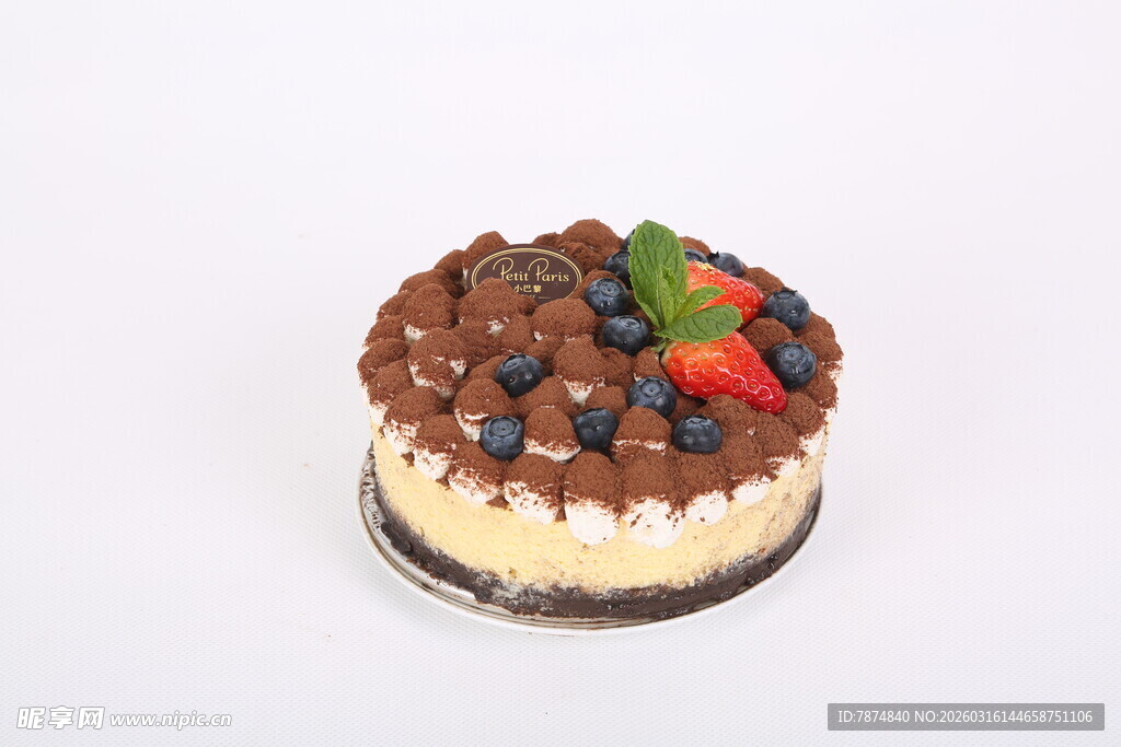 美味水果装饰巧克力蛋糕