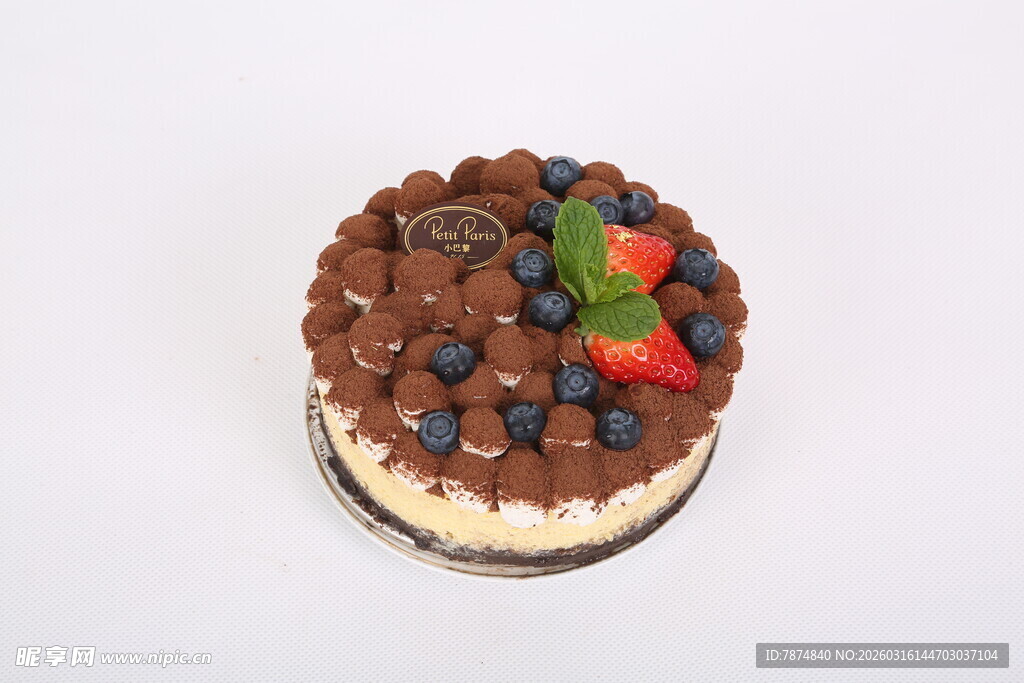 巧克力水果装饰美味蛋糕