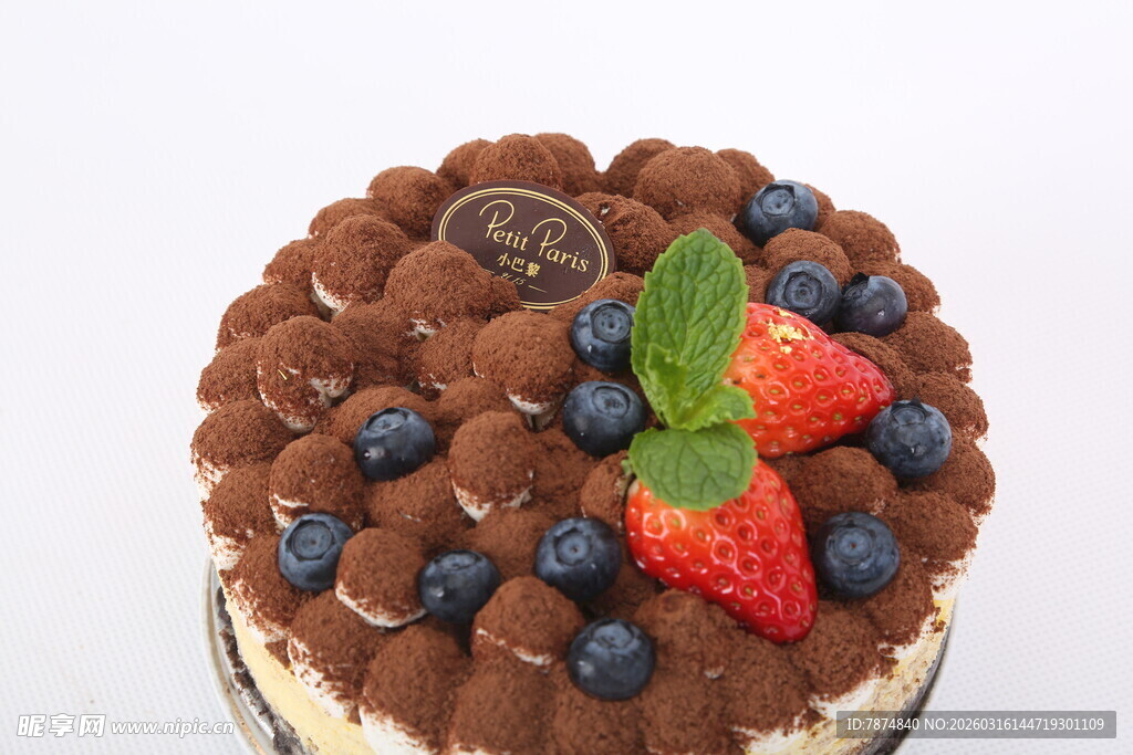 美味浆果巧克力装饰蛋糕
