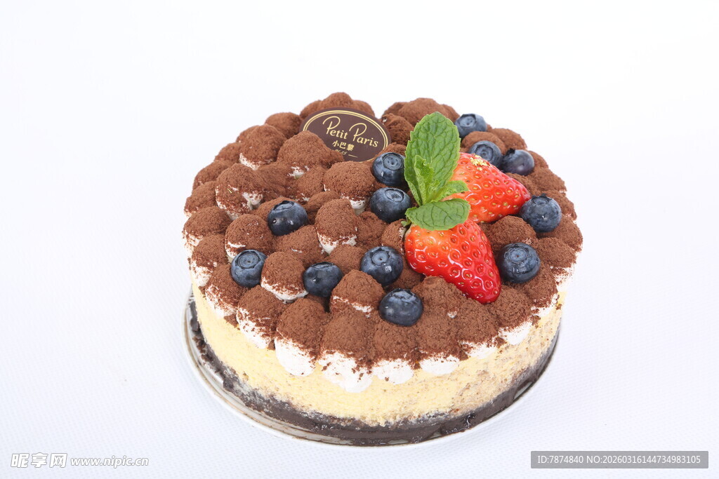 巧克力浆果装饰美味蛋糕