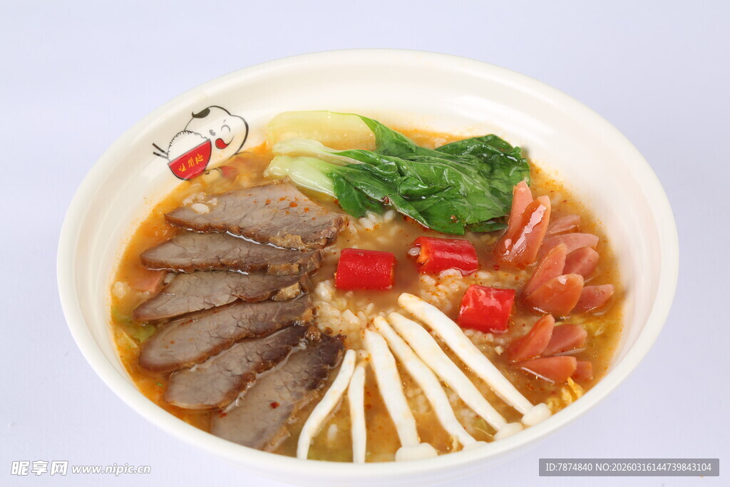 美味丰盛的特色肉片汤面
