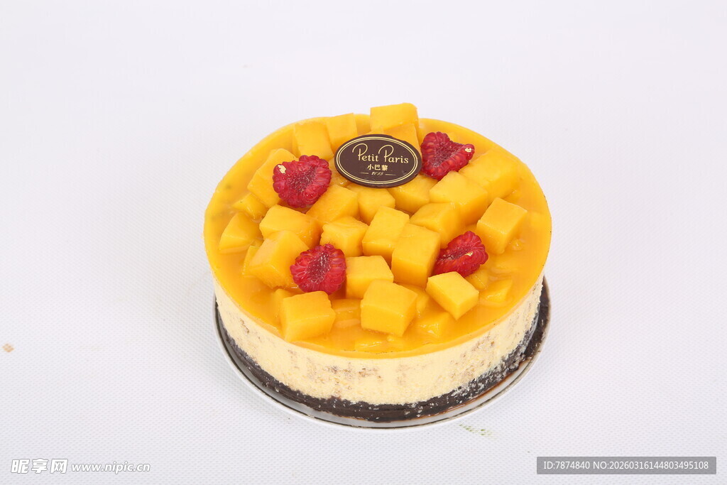 芒果草莓装饰美味芝士蛋糕
