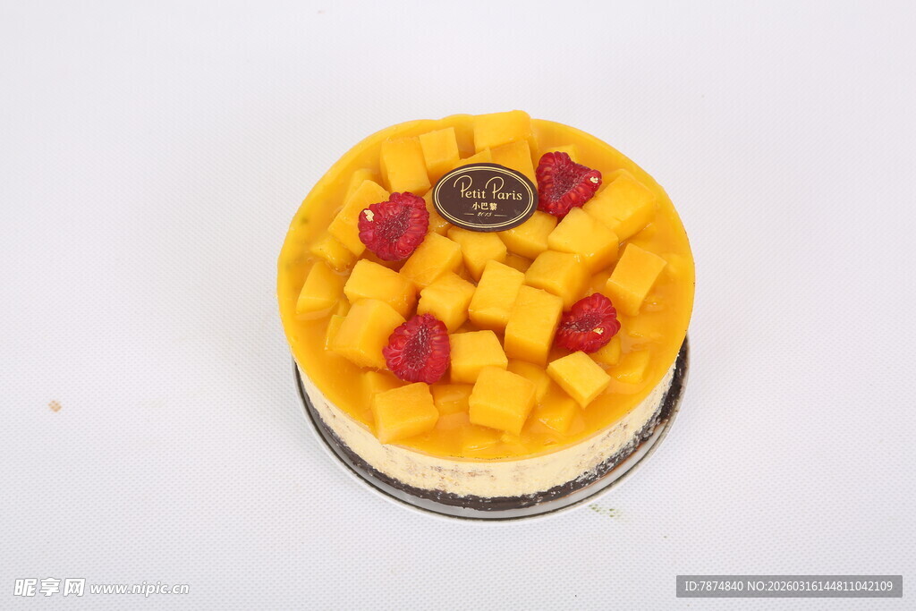 水果装饰的美味小蛋糕