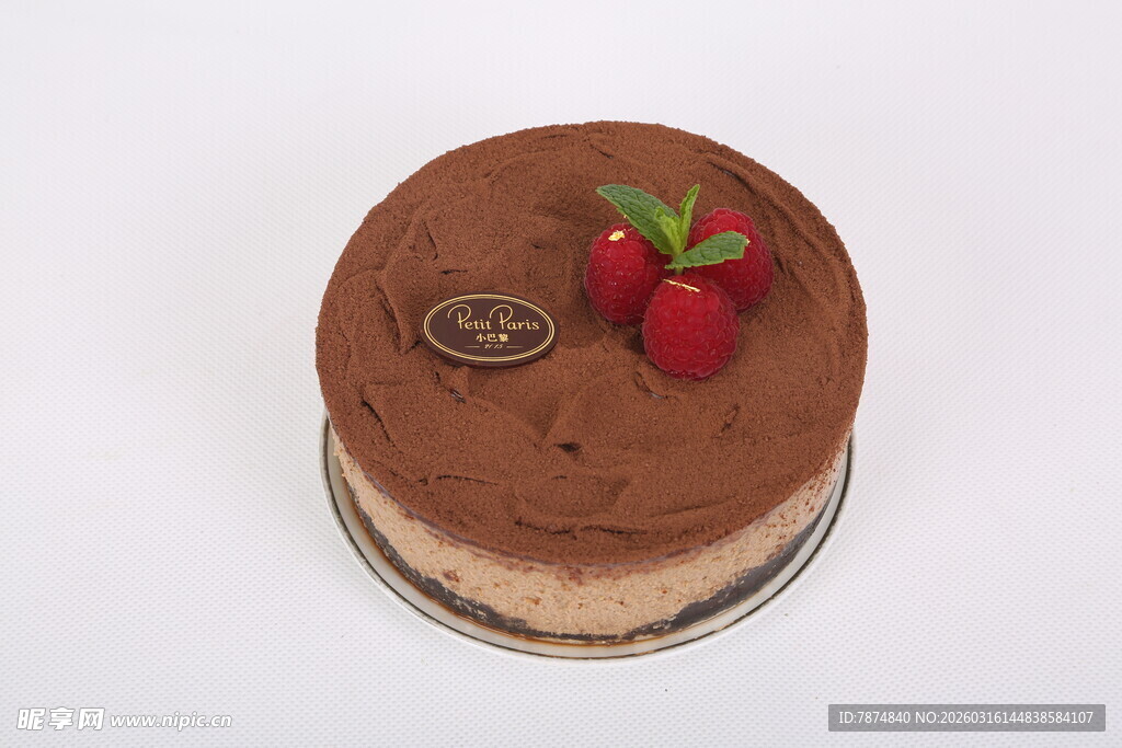 草莓点缀的美味巧克力蛋糕