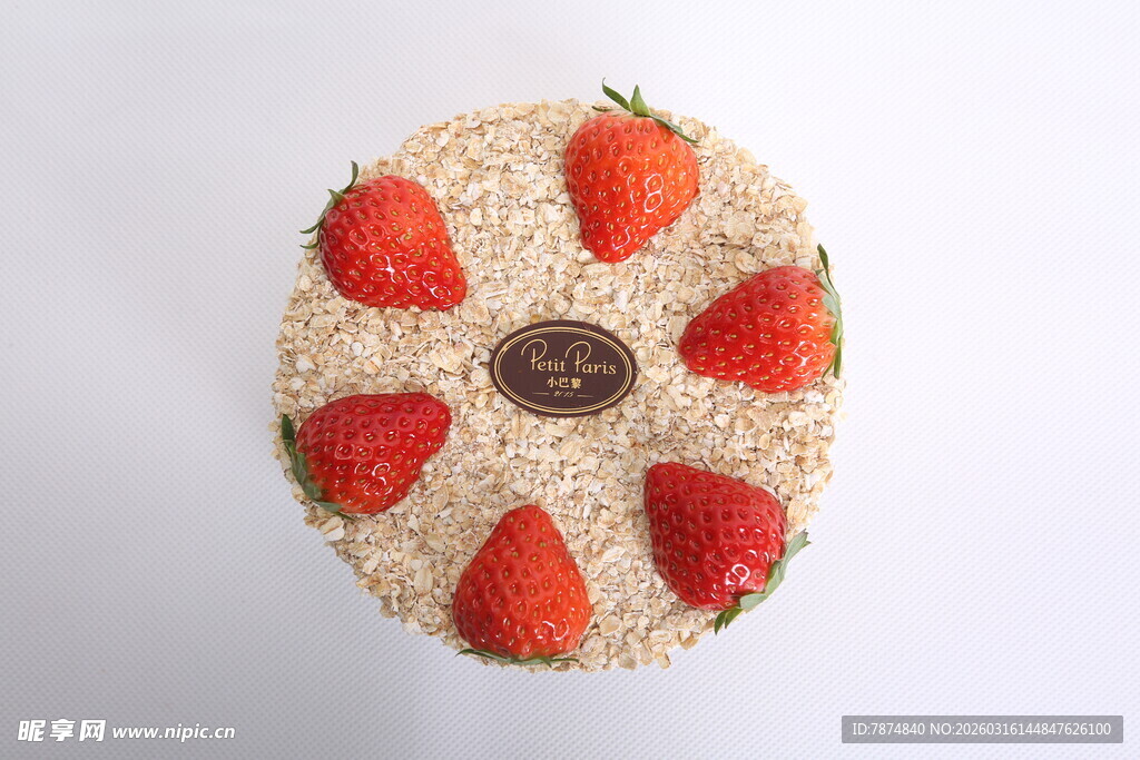 草莓点缀的美味蛋糕