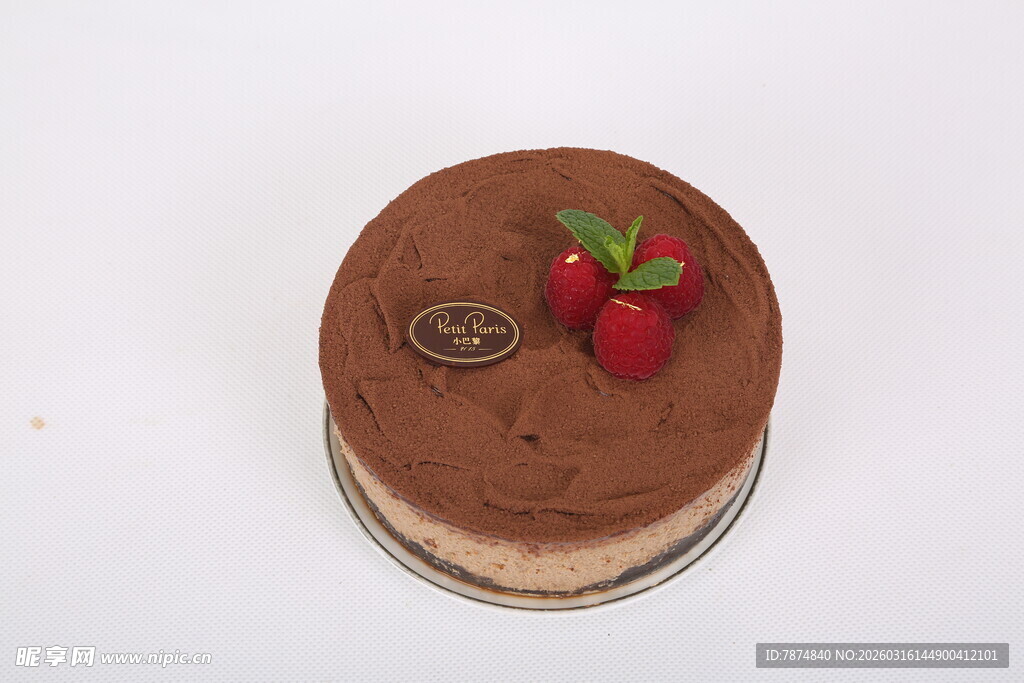 巧克力樱桃装饰的美味蛋糕