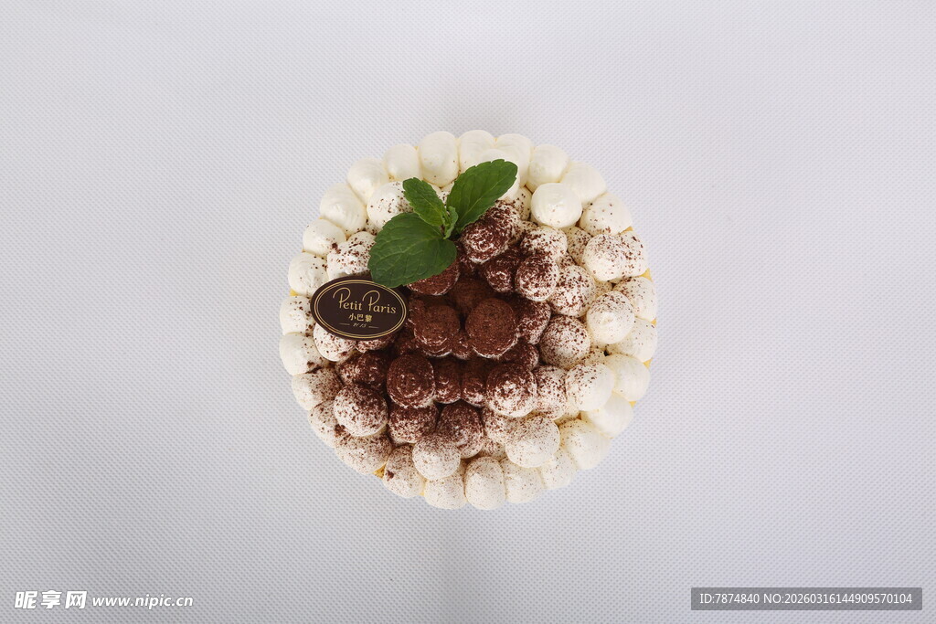 精致巧克力装饰创意蛋糕