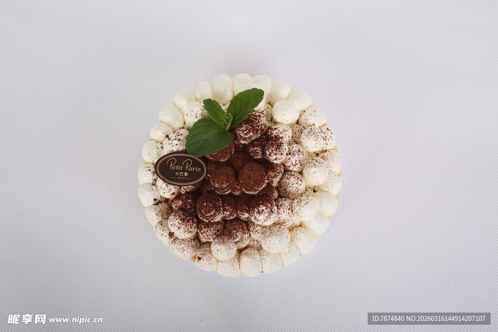 巧克力薄荷装饰的精致甜点