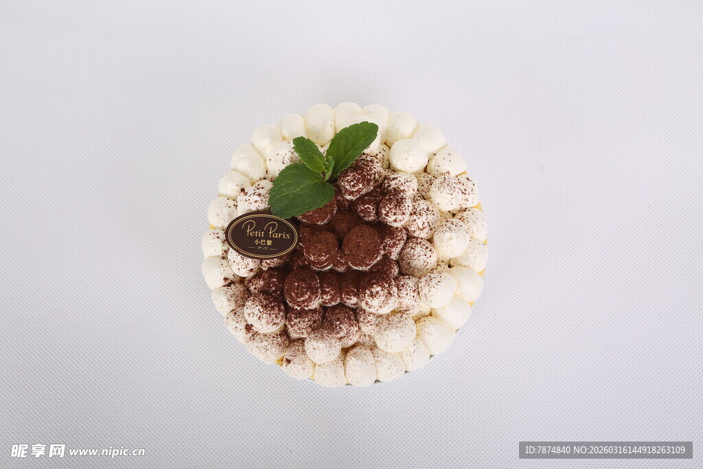 巧克力坚果装饰的美味甜点