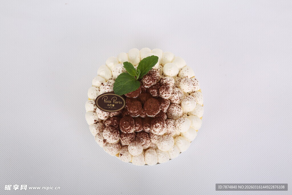 巧克力奶油点缀精致甜点