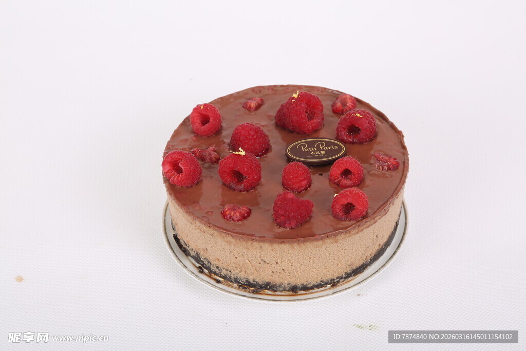 树莓装饰的美味巧克力蛋糕
