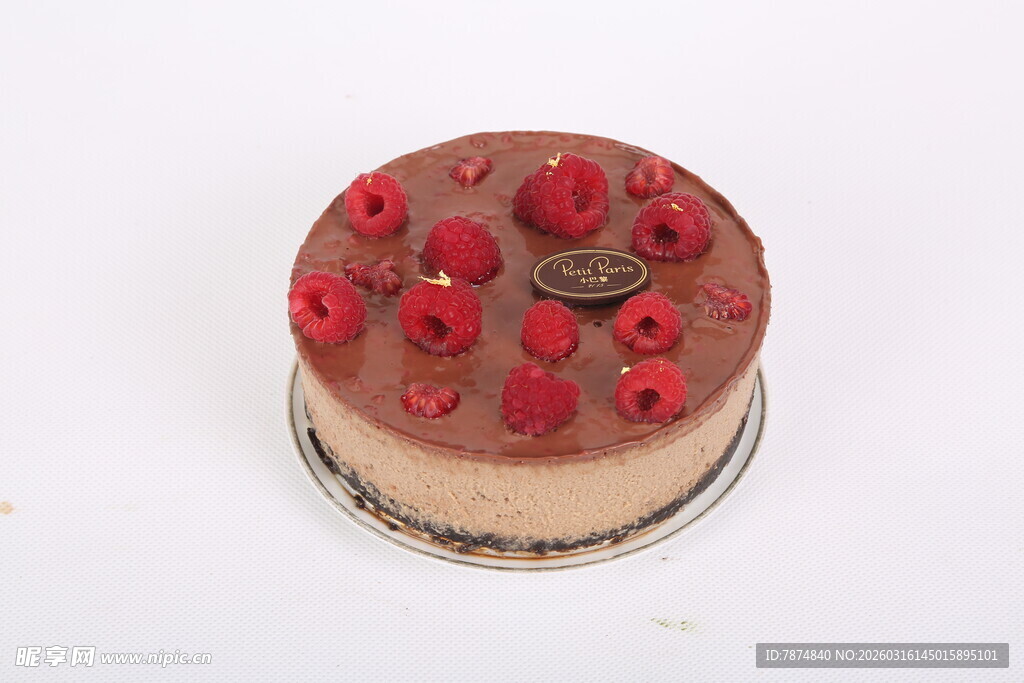 树莓装饰的美味巧克力蛋糕