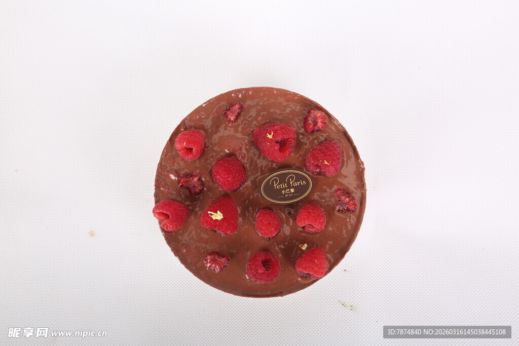 红色雕花镶钻圆形物件