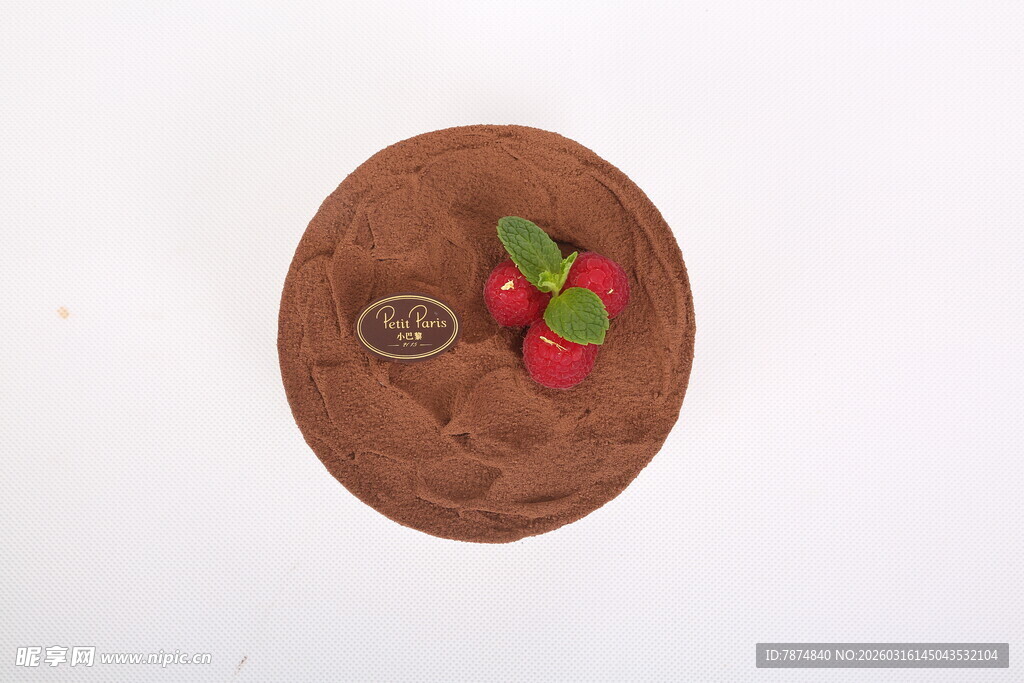 巧克力蛋糕配新鲜草莓