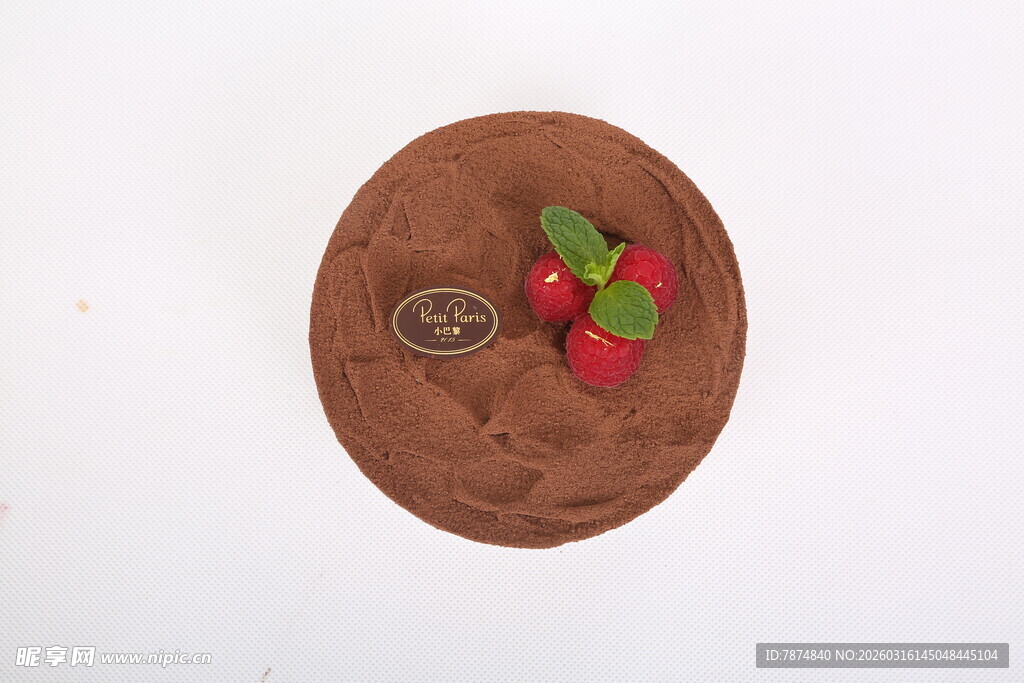 巧克力蛋糕配草莓装饰