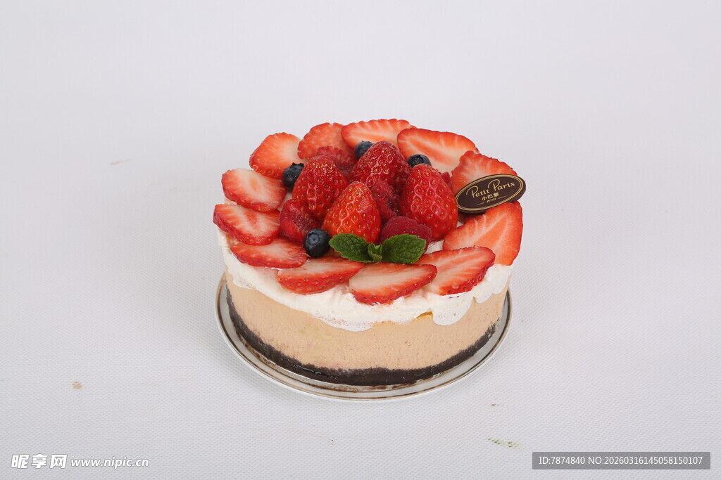 草莓装饰美味芝士蛋糕