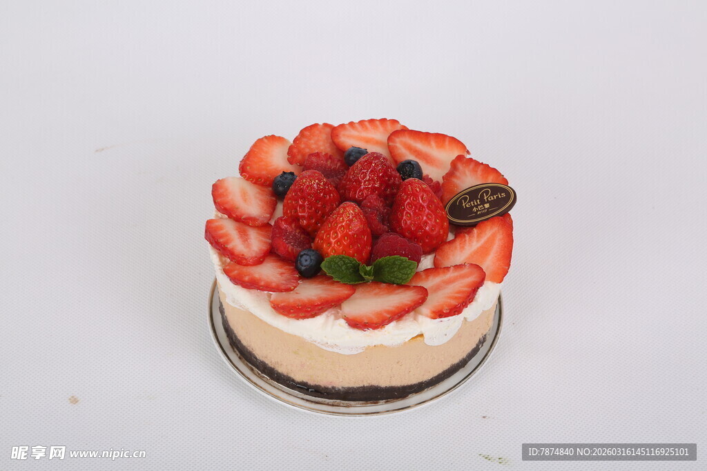 草莓装饰美味蛋糕