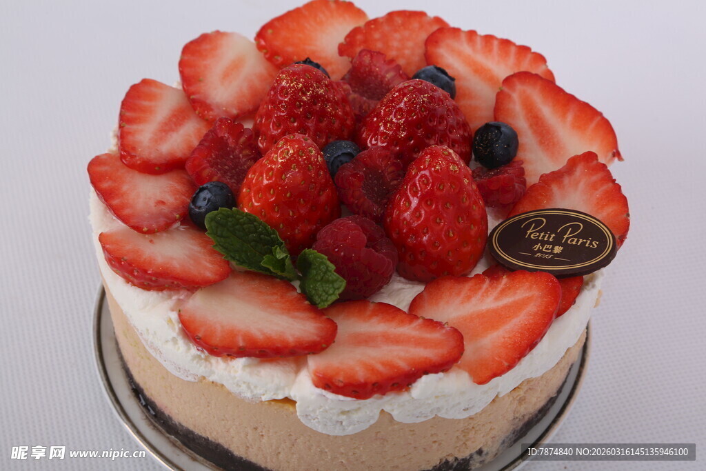 草莓装饰美味奶油蛋糕