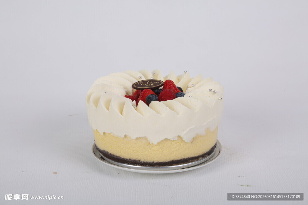 草莓装饰的美味奶油蛋糕