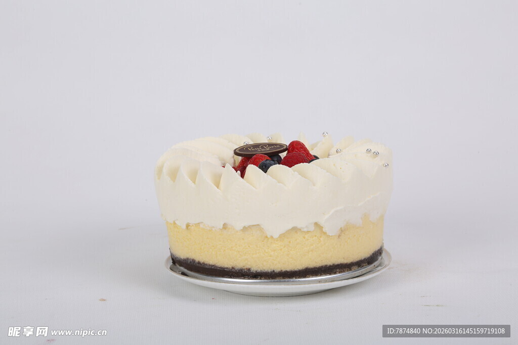 奶油水果装饰的美味蛋糕