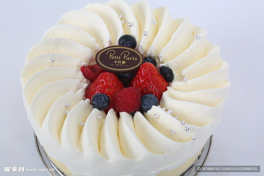 水果装饰的美味奶油蛋糕