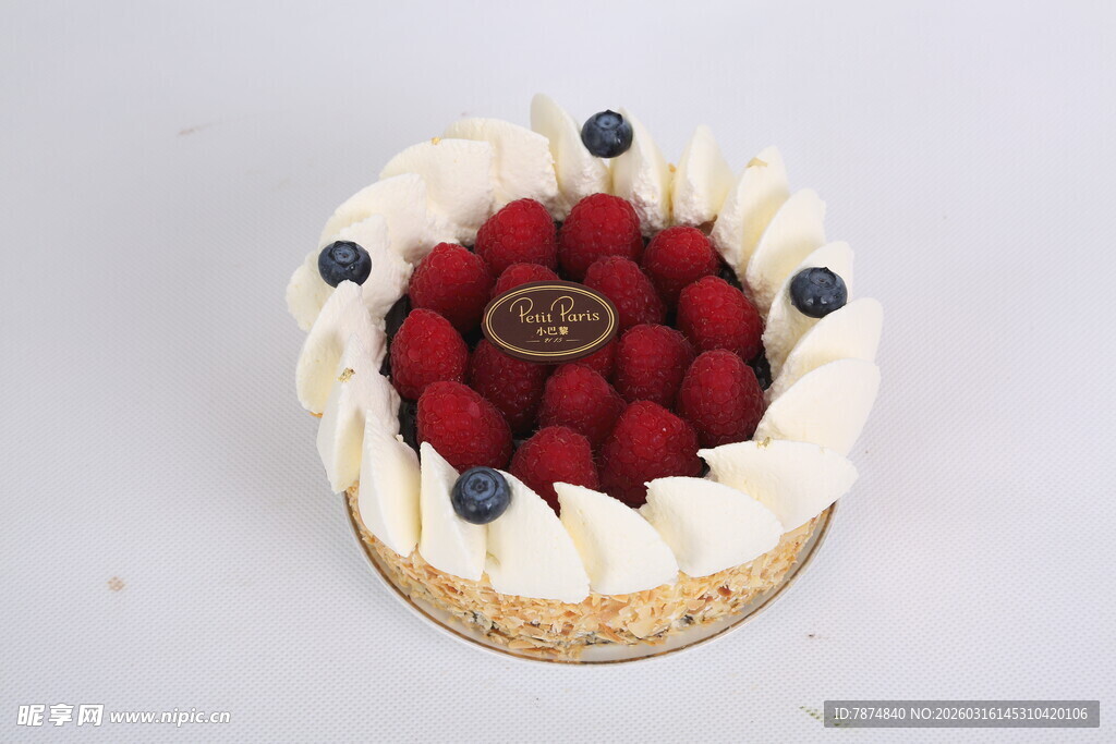 莓果装饰的精致奶油蛋糕