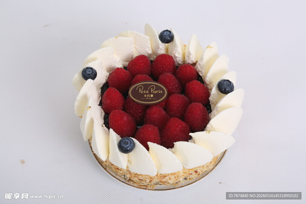 莓果装饰美味精致蛋糕