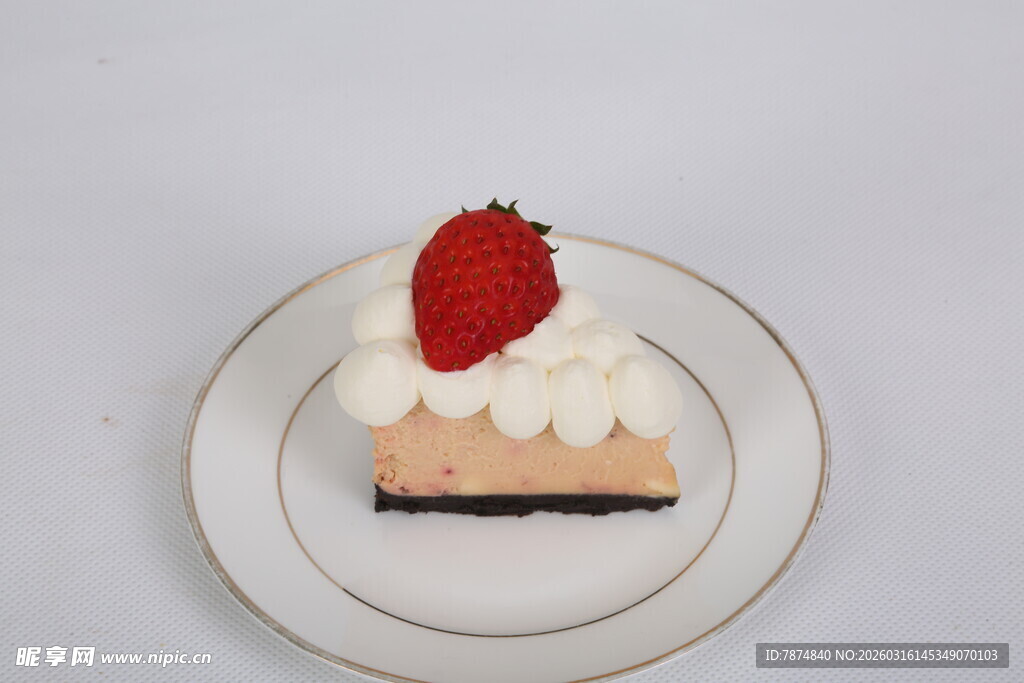 草莓奶油芝士蛋糕一角