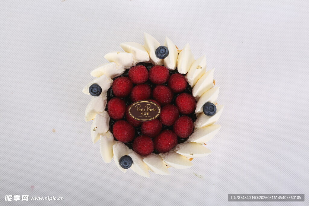 草莓奶油装饰蛋糕