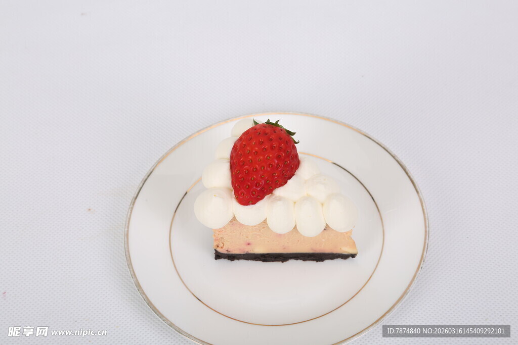 草莓奶油蛋糕摆于白盘