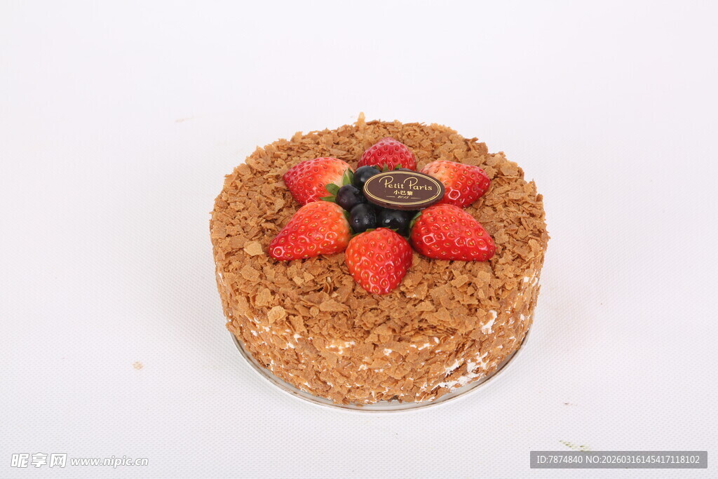 草莓装饰的美味蛋糕