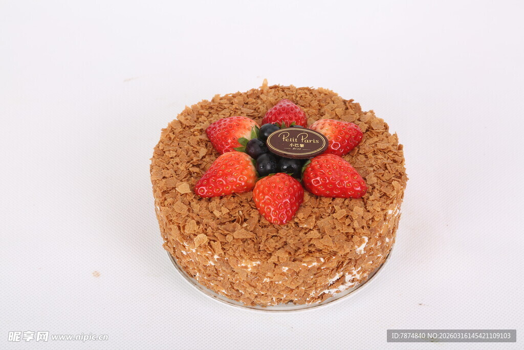 莓果装饰的美味蛋糕