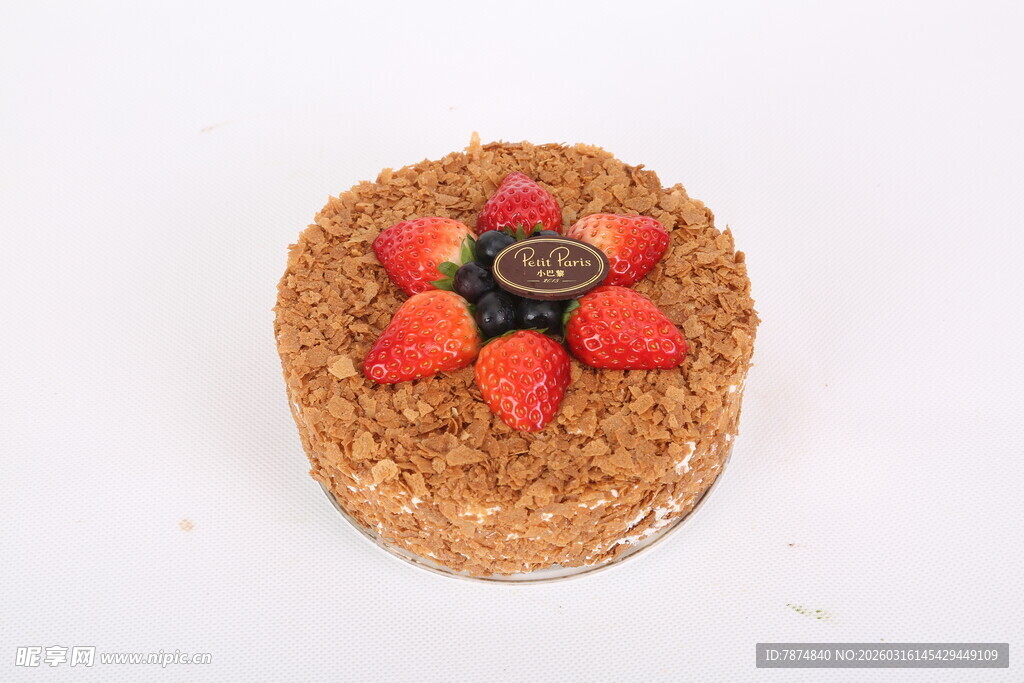 草莓装饰的精致蛋糕