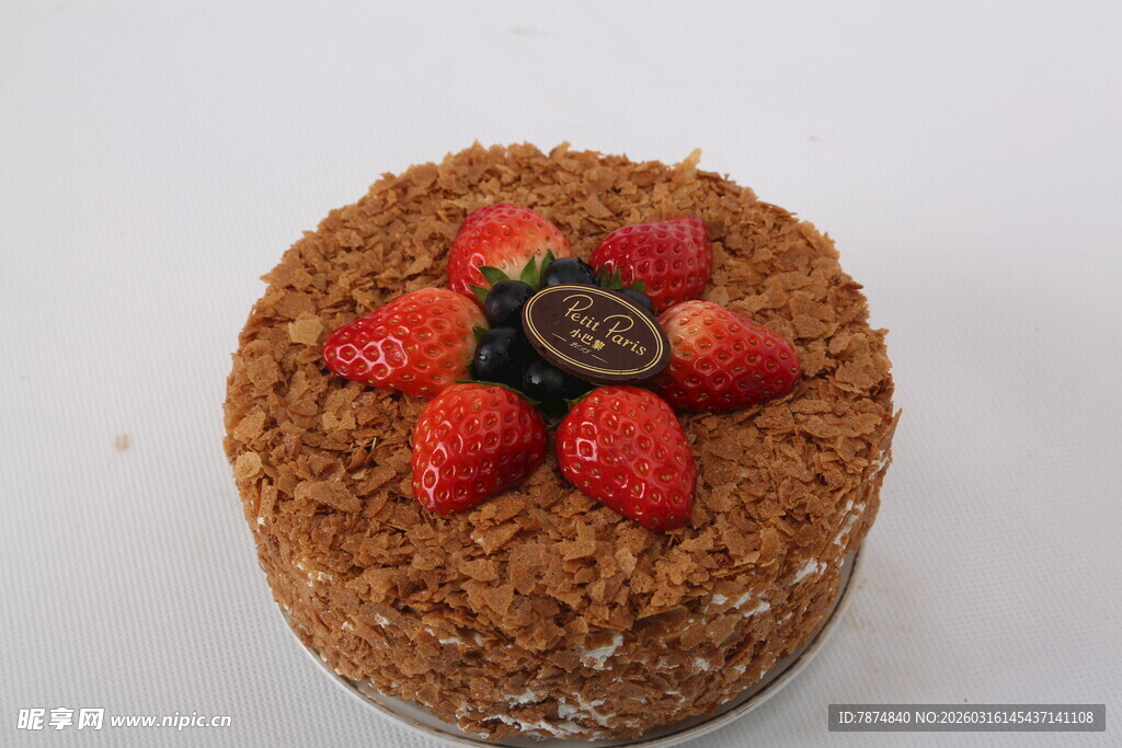 草莓装饰的美味棕色蛋糕