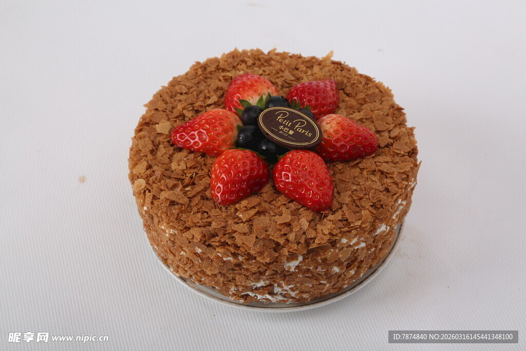 草莓装饰的美味棕色蛋糕