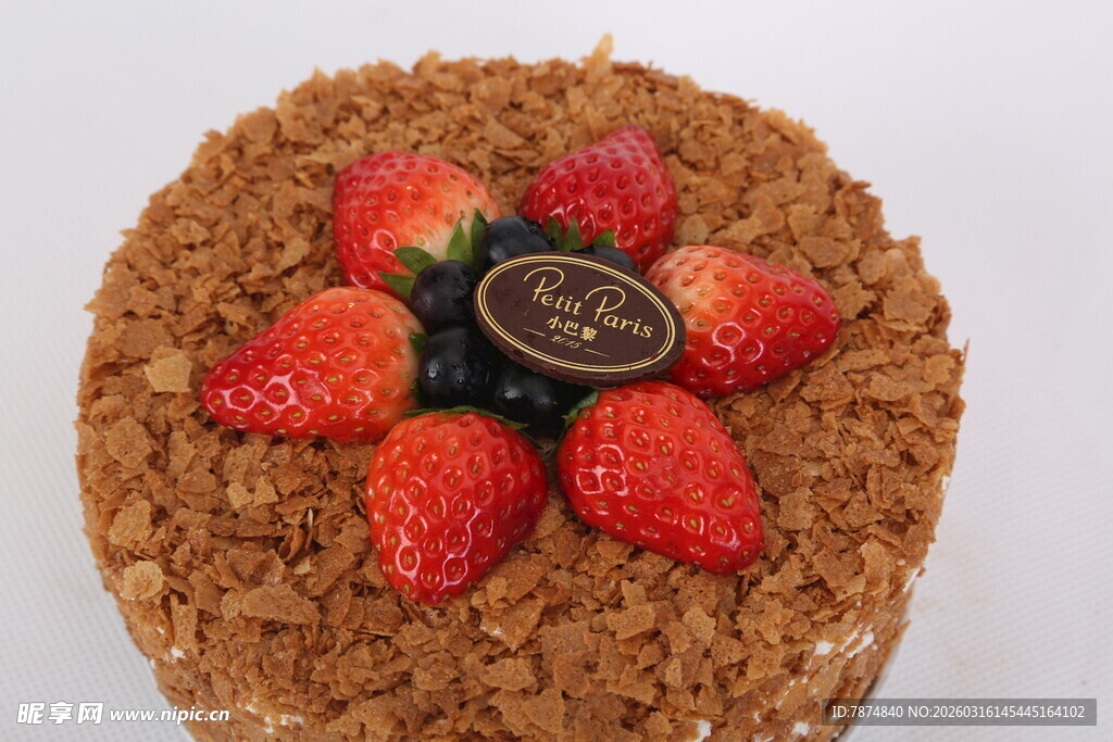 草莓装饰的美味蛋糕