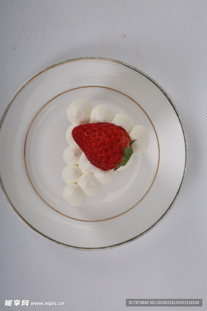 盘中草莓配奶油点缀