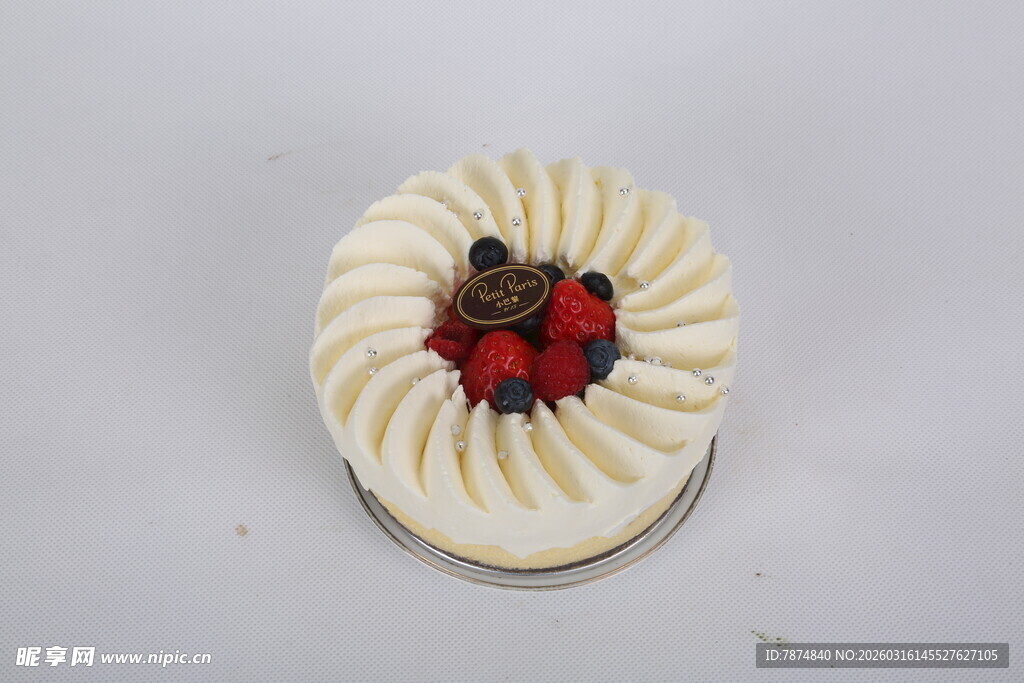 瓢虫装饰的精美奶油蛋糕